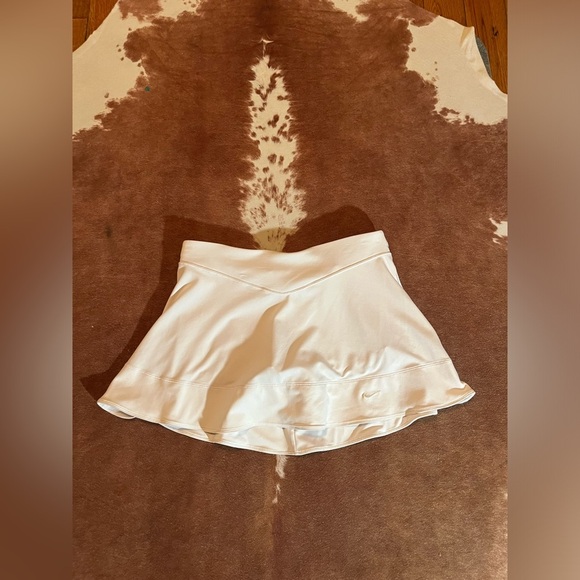 Nike white Dri-fit skort
size small 
Spandex underneath - Picture 1 of 6